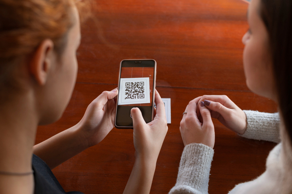 เด็กสแกน QR บนมือถือ